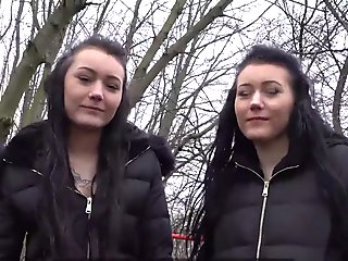Agente pubblico I gemelli veri si sono fermati sulla Strada per proposte indecenti