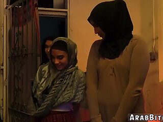 Арабская мамка трахается с друзьями в первый раз, когда афганские публичные дома существуют!