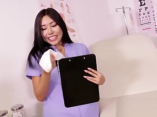 Asiatique infirmière pied déesse montre infirmière pied
