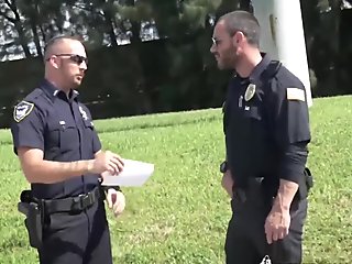 Biltyv får sin røvhul defenestreret af liderlig bøsse politi stor pik