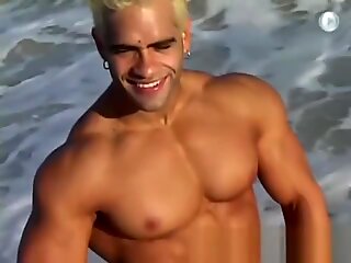 Culturisme homosexuel joshua fred! lanière sur la plage !