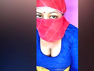 Bangsa india aunty showing her big boobs live video