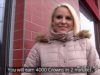 Forte poitrine tchèques blonde obtient énorme file d'attente en public