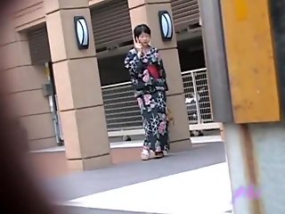Zwartharige kleine geisha flitst met haar tieten als iemand haar outfit uittrekt