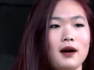 Rødhåret asiatisk sub med mundgag domineret