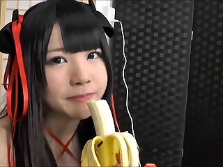 Ze neemt een banaan