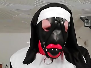 Berpakaian seks terbalik biarawati