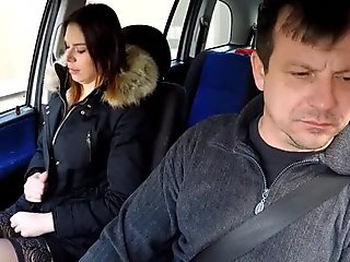 Adorável prostituta é fodida em carro