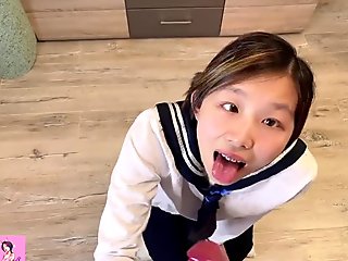 Aasialainen teini in japanilainen koulutyttö uniformu saa porattu takaa, kun katselu hentai
