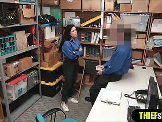 Oficial de segurança feminina é fodida por seu colega