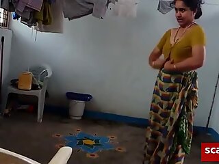 Indiancă locală cu păroasă subraţ wears saree after bath
