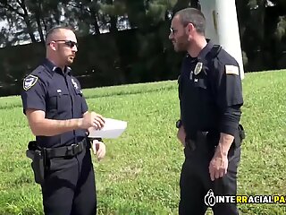 Kola thief gets his zadnik defenestrated by възбуден гейове cops голям кур