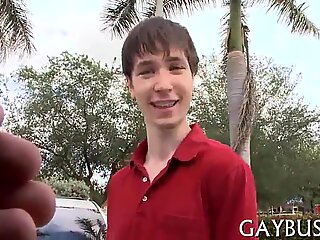 Jovem homo rapaz fazendo sexo anal