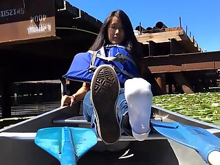 Che mostra i piedi in canoa