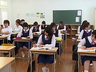 将手指插入在教室前面产生快感 - japanstiniest