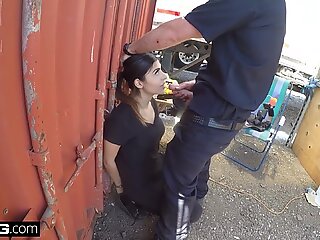 Screw the cops - latino Bad Girl tertangkap mengisap penis polisi