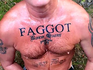 Homo tatoeage man pissed over