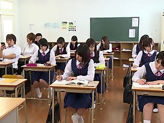 Bị móc lồn trước lớp học - japanstiniest