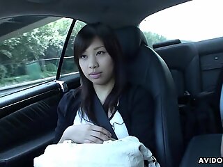 Nhật bản tóc nâu Karin Asahi hút cặc trong xe hơi không che.