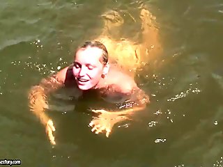 Kathia Nobili nadando desnuda en el agua