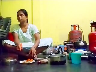Индусская жена работает в ночной рубашке