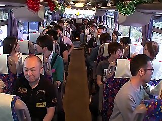 Japon otobüsünün üstündeki binme rastgele yabancıların yarraklar üzerinde