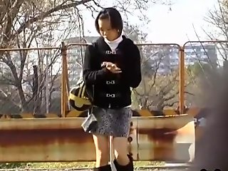 Pervers sharing video showing a lovely japansk jente