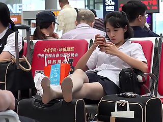 坦率的中国人女孩在连裤裙