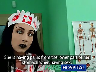 Un faux patient de l'hôpital partage la file d'attente des médecins avec l'infirmière zombie d'halloween