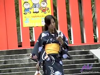 Japonesas boob sharking ação com uma gira gaja em um quimono