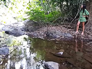 Ormanda nehir açık nehir sari vuruşu
