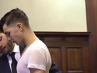 誘惑された若いゲイは生セックスの前にひげを生やした継父を吸う