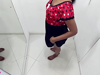 Fiton sri lankaanse nieuwe Sex Babe passende nachtjurk in kleedkamer