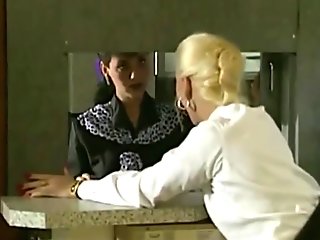 Dromerige belgische blondine op kousenhakken geneukt op het werk