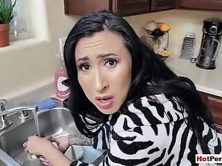 Fucking Min storbarmet milf stedmor, mens hun laver opvask