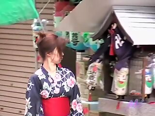 Älskvärd japansk geisha blir inblandad i riktigt rykande hajarscen
