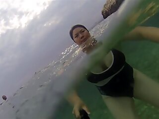 Payudara besar asia istri berenang